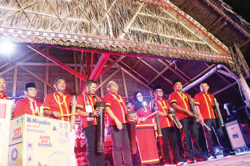 Launching Tahapan Pilkada 2024, KPU Mentawai Perkenalkan Si Bilou sebagai Maskot 1 LAUNCHING TAHAPAN PILKADA— KPU Mentawai meluncurkan tahapan Pilkada 2024 yang dihadiri langsung oleh Pj Bupati, Fernando Jongguran Simanjuntak, Bawaslu, Kapolres, dan unsur Muspida Kabupaten Mentawai, Kamis (1/8) malam di Mappadegat.