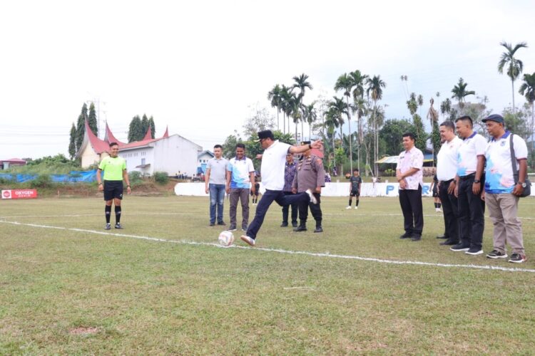 TENDANG BOLA— Pj. Walikota Payakumbuh Suprayitno, lakukan tendangan bola pertama tanda dimulainya Liga Payakumbuh U-20 di lapangan Stadion Mini Sicincin, Kamis (1/8) sore.