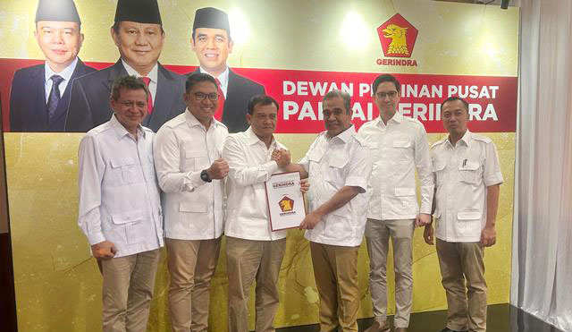 SERAHKAN REKOMENDASI— Sekjen Partai Gerindra, Ahmad Muzani menyerahkan rekomendasi pasangan calon gubernur (Cagub) dan Calon wakil gubernur (Cawagub) Jawa Tengah pada Pilkada 2024 kepada Ahmad Luthfi.