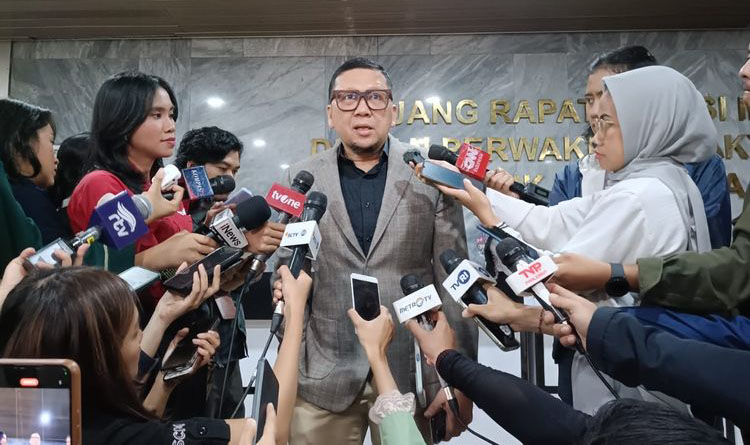 DPR Sahkan PKPU yang Akomodasi Putusan MK 1 WAWANCARA— Ketua Komisi II DPR
Ahmad Doli Kurnia saat diwawancarai wartawan
usai pengesahan draf PKPU.