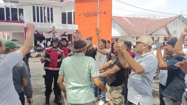 PENGAMANAN PILKADA—Personel pengamanan Pemilihan Kepala Daerah (Pilkada) serentak tahun 2024, Polres Tanah Datar gelar Peragaan Sispam Kota Operasi Mantap Praja Singgalang Tahun 2024 dalam rangka Pengamanan Pemilihan Kepala Daerah di wilayah hukum Polres Tanah Datar, Rabu (21/8) di depan gedung promosi Batusangkar.