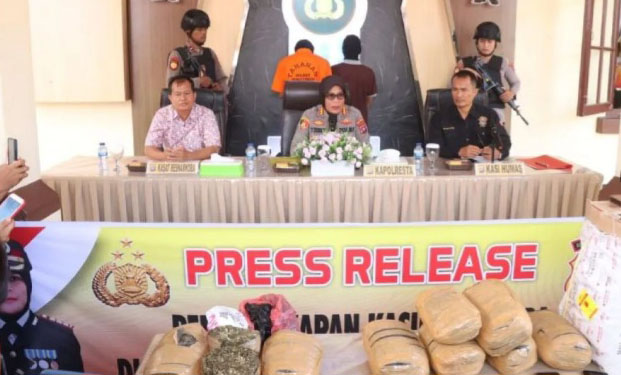 GANJA— Kapolresta Bukittinggi Kombes Pol Yessi Kurniati saat memaparkan penangkapan dua pengedar  dengan barang bukti 10 Kg ganja.