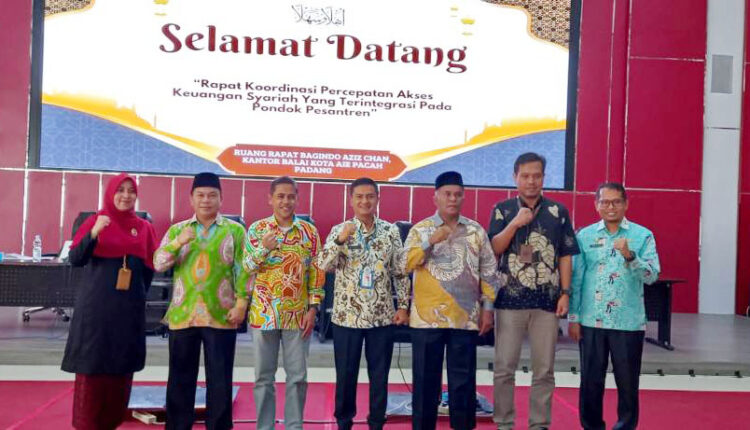 RAKOR KEUANGAN SYARIAH— Asisten II Perekonomian dan Pembangunan Didi Aryadi, membuka Rakor Program Peningkatan Akses Keuangan Syariah yang Terintegrasi Pada Pondok Pesantren, Kamis (1/8), di ruang rapat Bagindo Aziz Chan, Aia Pacah.