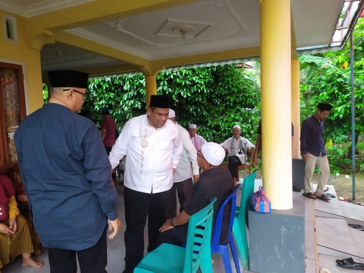 BERSAMA—Bupati Padangpariaman Suhatri Bur bersama masyarakat usai terima dua unit sepeda motor.