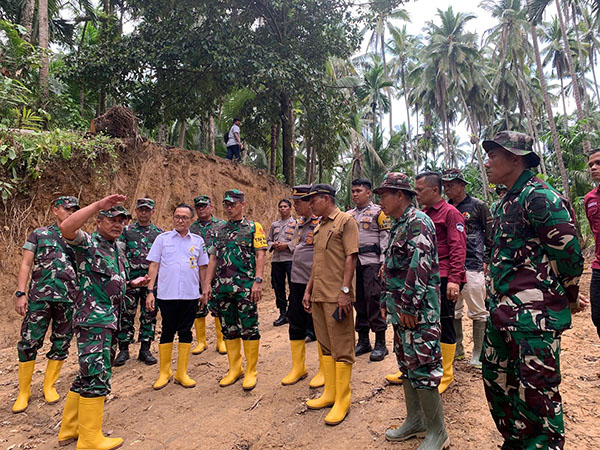 TINJAU LOKASI TMMD— Ketua Tim Pengawasan dan Evaluasi (Wasev) TMMD Brigjen TNI. Bayu Tirtiayanto, S.Os, M.Si, didampingi Kadis PUPR, El Abdes, mengunjungi lokasi TMMD ke 121Padangpariaman di Nagari Sungai Sirah Kuranji Hulu, Kecamatan Sungai Geringging.
