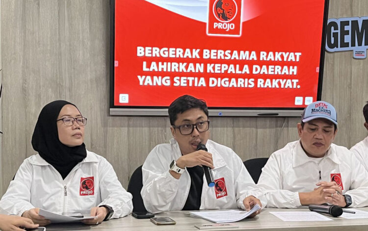UMUMKAN— Ketua Desk Pilkada DPP Projo, Roy Septa Abimanyu saat mengumumkan dukungan kepada 12 calon kepala daerah.