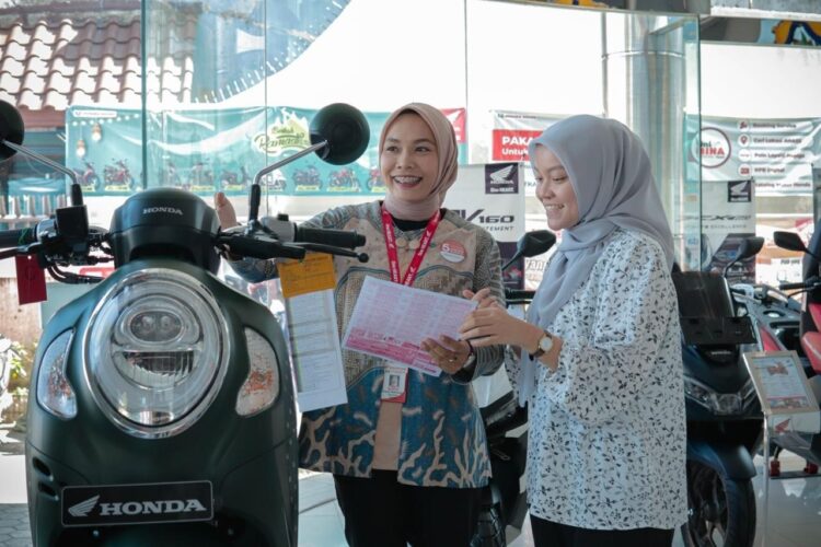 Promo Honda Merdeka di Menara Agung, Beli Scoopy Bonus 3 Genuine Accessories 1 LAYANI KONSUMEN- Sales marketing Menara Agung memaparkan fitur-fitur yang disematkan pada All New Honda Scoopy.