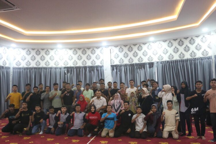 PELEPASAN— Bupati Sijunjung Benny Dwifa dan Ketua Soina, Riri Benny Dwifa melepas puluhan atlet untuk mengikuti Pesoda tingkat Sumbar di Padang.