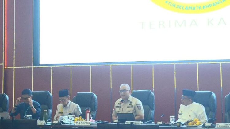 RAPAT BULANAN— Rapat Staf Bulanan Pemko Padang yang digelar di Aula Bagindo Aziz Chan, Kantor Balai Kota Aia Pacah, Jumat (23/8) pagi.