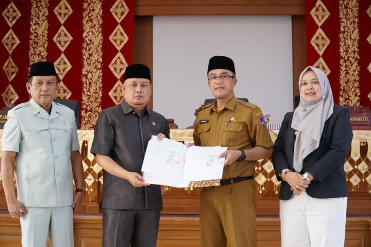 NOTA KESEPAKATAN— Ketua DPRD Kota Payakumbuh Hamdi Agus dan Sekdako Rida Ananda memperlihatkan nota kesepakatan RKUA-PPAS Perubahan tahun 2024