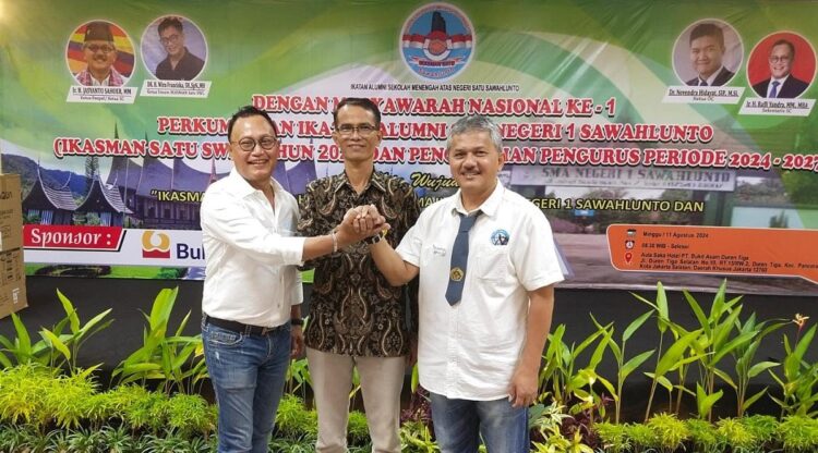 Rafli Yandra Diamanahkan jadi Ketua Alumni SMAN 1 1 SALAM KOMANDO— Rafli Yandra usai diamanahkan jadi Ketua Alumni SMAN 1 Kota Sawahlunto salam komando.