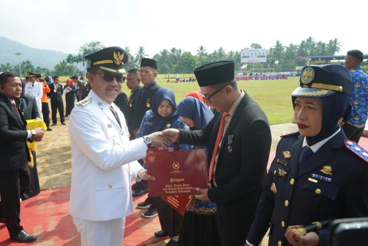 Sekdakab Dr. H. Syamsurizaldi, Raih Penghargaan Satya Lencana Karya Satya 30 Tahun 1 Raih Penghargaan Satya Lencana Karya Satya 30 Tahun