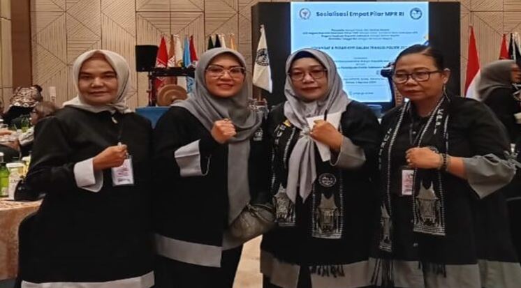 Hadiri Rakernas di Jakarta, DPD KPPI Sumbar Bicara soal Keterwakilan Perempuan di Legislatif 1 FOTO BERSAMA— Pengurus DPD KPPI Sumbar berfoto bersama Ketua Presidium KPPI Saniatul Lativa (kedua dari kiri) saat menghadiri rakernas KPPI di Jakarta.