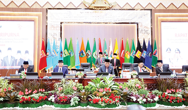 Rapat Paripurna Istimewa Mendengarkan Pidato Kenegaraan Presiden RI, Supardi: Mari Berjuang Mengisi Kemerdekaan untuk Kejayaan Indonesia 1 Rapat Paripurna Istimewa dipimpin Ketua DPRD Sumbar Supardi didampingi para Wakil Ketua DPRD. Hadir Gubernur dan Wakil Gubernur Sumbar.