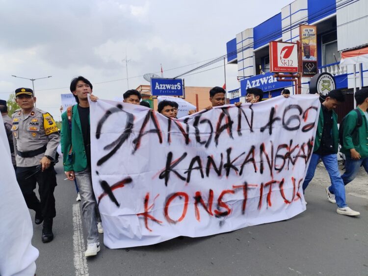 DEMO KAWAL PUTUSAN MK— Sejumlah mahasiswa membawa spanduk bertuliskan protes kepada wakil rakyat. Aksi mahasiswa dikawal ketat puluhan personil Polres Payakumbuh, Senin (26/8).
