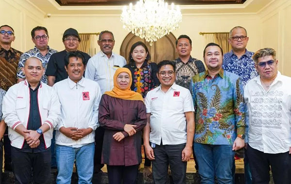 Relawan Projo Dukung Penuh Khofifah-Emil Dardak 1 BERIKAN DUKUNGAN— Relawan Projo
saat bersilaturahim ke kediaman Bakal
Calon Gubernur Jawa Timur Khofifah Indar Parawansa di Surabaya.