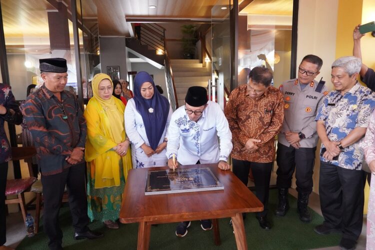 Destinasi Kuliner Baru di Tanah Datar, Bupati Eka Putra Resmikan Restoran Ateh Awan 1 RESMIKAN RESTORAN— Bupati Tanahdatar Eka Putra menandatangani prasasti saat peresmian Restoran Ateh Awan.