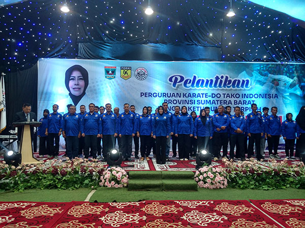Rezka Oktoberia Ketua Umum Karate-Do Tako Sumbar Periode 2023-2027, Optimis Lahirkan Atlet Berprestasi di Sumbar, Nasional dan Internasional 1 PELANTIKAN PENGURUS— Pengurus Karate-Do Tako Sumbar Periode 2023-2027 yang diketuai oleh Rezka Oktoberia, resmi dilantik oleh Wakil Ketua Umum PB Tako Indonesia Irian Sitorus Pane, Minggu (11/8) di ruang serbaguna Lubuk Simato, Kota Payakumbuh.
