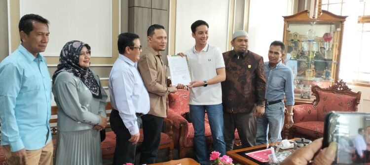 Mendaftar sebagai Paslon untuk Pilkada, Riyanda Putra Anggota DPRD Terpilih Resmi Mundur 1 SERAHKAN—Riyanda Putra serahkan pengunduran dirinya dari keanggotaan DPRD Sawahlunto tahun 2024-2029 kepada Ketua DPRD Sawahlunto Sementara Fatrionaldi.