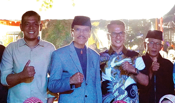 Bertempat di Ditugu Perjuangan Situjuah Batua, Safaruddin-Darman Deklarasi Maju Pilkada Limapuluh Kota 2024 1 DEKLARASI— Safaruddin-Darman Sahladi bersama tokoh muda Situjuah yang juga anggota DPRD Lima Puluh Kota M Fajar Rillah Fesky serta tokoh Situjuah.