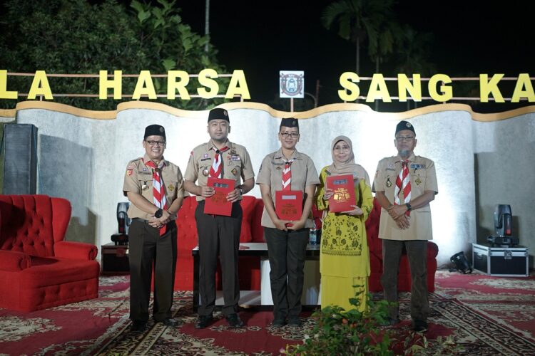 FOTO BERSAMA—
Para peserta foto bersama saat usai acara berjumpa dengan salah seorang tokoh.