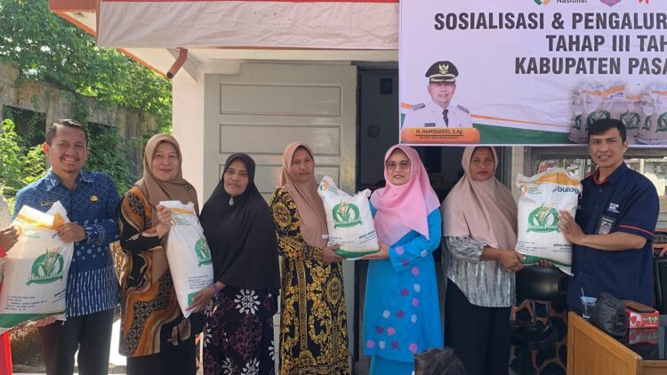 BANTUAN CPP— Ketua TP-PKK Pasaman Barat, Ny. Titi Hamsuardi, didampingi Kepala Dinas Ketahanan Pangan, Ekadiana Oktavia, serahkan bantuan CPP kepada kepala keluarga di Tamalau.