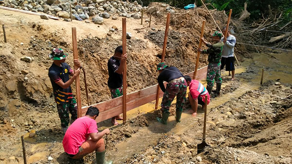 BANGUN JEMBATAN— Satgas TNI Manunggal Membangun Desa (TMMD) Ke-121 Kodim 0308/Pariaman berjibaku Gercep (Gerak Cepat) membangun jembatan Plat P 1 x L 5 x T 1 sebagai akses penghubung jalan sepanjang 2.300 meter di Korong Kubu Alahan Kuranji, Nagari Sungai Sirah Kuranji Hulu, Kecamatan Sungai Geringging, Kabupaten Padangpariaman, kemarin.