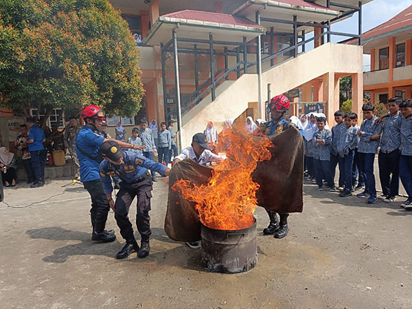 Satpol PP Damkar Sosialisasikan Bahaya Kebakaran ke Sekolah 1 SOSIALISASI—Petugas Satpol PP Damkar saat melakukan pemadamam api pada acara sosialisasi bahaya kebakaran di sekolah.