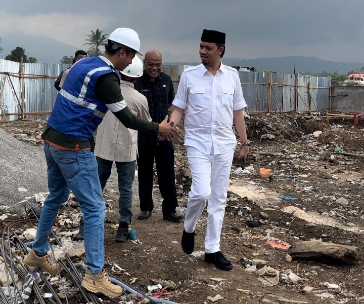 TINJAU— Wali Kota Bukittinggi, Erman Safar tinjau proses pembangunan TPST termal dengan teknologi pirolisis. Wako didampingi sejumlah SKPD terkait, meninjau lokasi di kawasan kantor Dinas Lingkungan Hidup, Kamis (1/8).