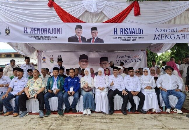 Daftar Pertama ke KPU Pesisir Selatan, Ribuan Massa Hadiri Deklarasi Hendrajoni-Risnaldi 1 DEKLARASI PASLON— Ribuan massa pendukung Hendrajoni-Risnaldi menghadiri Deklarasi pasangan Paslon Bupati dan Wakil Bupati Pesisir Selatan periode 2024-2029 di Lapangan Islamic Center Sago, Selasa (27/8) sore.