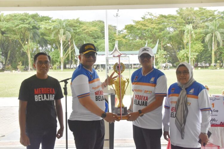 TROFI BERGILIR— Pj Walikota Padang Andree Algamar menyerahkan Trofi Bergilir yang akan diperebutkan oleh 12 tim dari Dinas Pendidikan se-Sumbar.