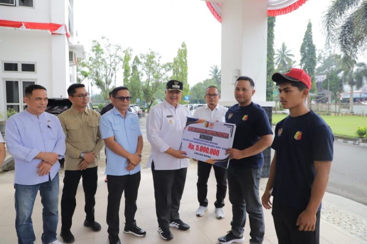 Sebanyak 20 orang atlit dan 2 orang pelatih Kota Solok secara resmi dilepas