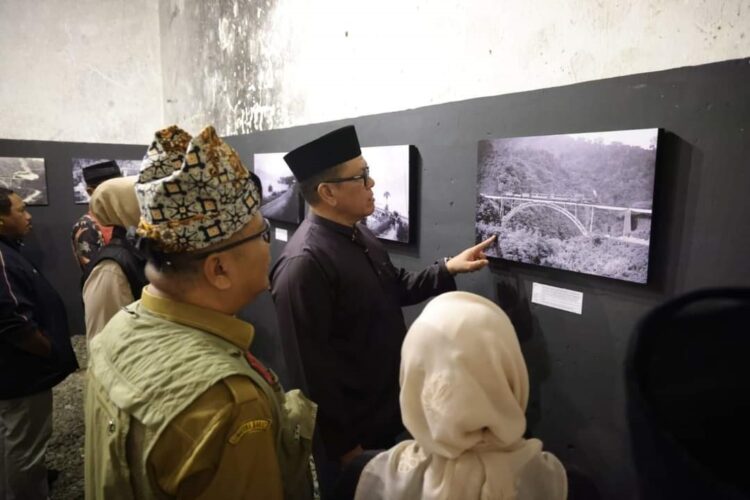 Sejalan dengan Misi Daerah, Pemkab Dukung Galanggang Arang di Tanah Datar 1 PAGELARAN GALANGGANG ARANG— Asisten emkab Tanah Datar Elizar melihat stand di Galanggang Arang.