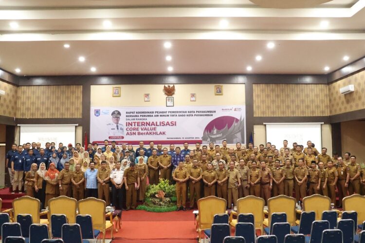 Sekda : Pamtigo Harus Memastikan bahwa Setiap Rumah Tangga Terlayani Air Bersih 1 FOTO BERSAMA—Terlihat para peserta foto bersama usai kegiatan.