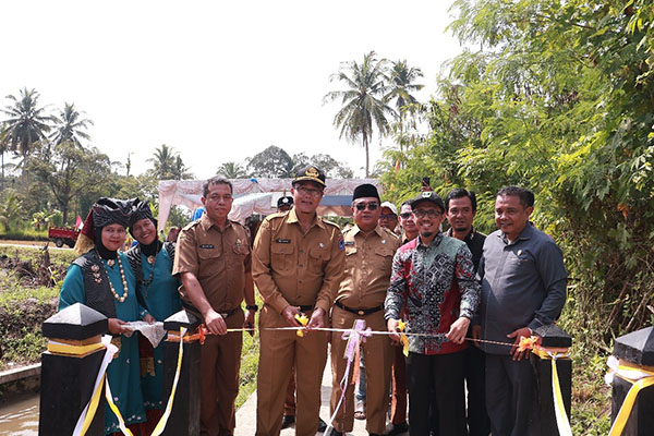 Tingkatkan Ekonomi Masyarakat, Jembatan Penghubung Tiakar dan Ikua Koto Dibalai Dioperasionalkan 1 RESMIKAN JEMBATAN— Sekda Payakumbuh Rida Ananda meresmikan jembatan yang menghubungkan Kelurahan Tiakar dengan Kelurahan Ikua Koto Dibalai.