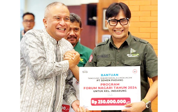 Dukung Pemberdayaan Masyarakat Lingkungan, PT Semen Padang Gelontorkan Dana Forum Nagari Rp3 Miliar 1 PENYERAHAN DANA FORUM NAGARI— Direktur Keuangan & Umum PT Semen Padang Oktoweri, menyerahkan dana untuk 14 Forum Nagari yang tersebar di 14 kelurahan, saat Launching Program Forum Nagari tahun 2024, di Wisma Indarung PT Semen Padang, Jumat (1/8).