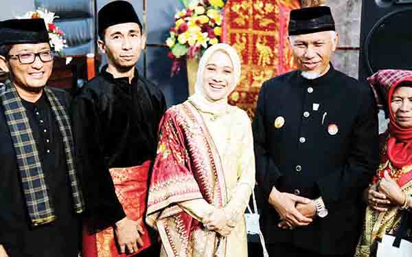 Hadiri HJK Padang ke-355, PT Semen Padang Siap Terus Berkolaborasi 1 FOTO BERSAMA—Kepala Unit Humas & Kesekretariatan, Nur Anita Rahmawati dan Kepala Unit CSR, Ilham Akbar, berfoto bersama dengan Gubernur Sumbar Mahyeldi, saat menghadiri Rapat Paripurna Istimewa HJK Padang ke-355, di gedung DPRD Padang, Rabu (7/8).