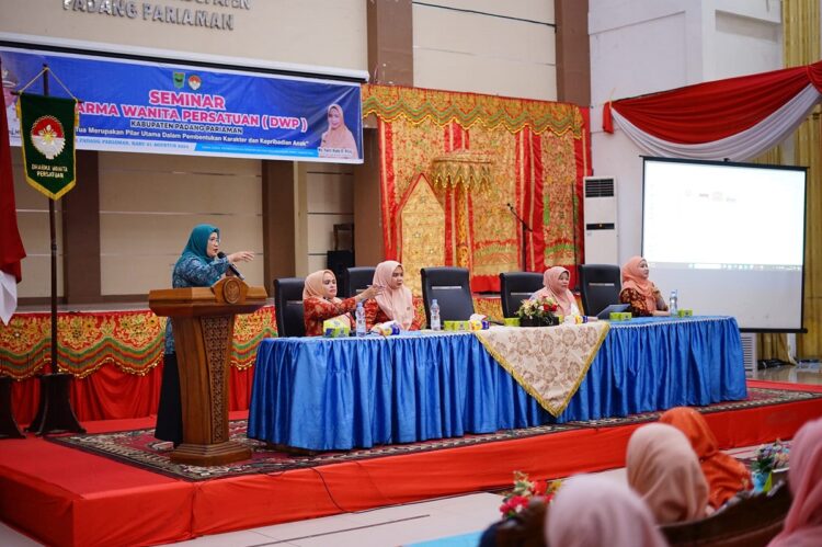 SAMMBUTAN—Ketua TP PKK Padangpariaman Yusrita Suhatri Bur berikan sambutan saat seminar sehari dengan tema orang tua merupakan pilar utama dalam pembentukan karakter dan kepribadian anak bagi Dharma Wanita Persatuan (DWP) se Padangpariaman.