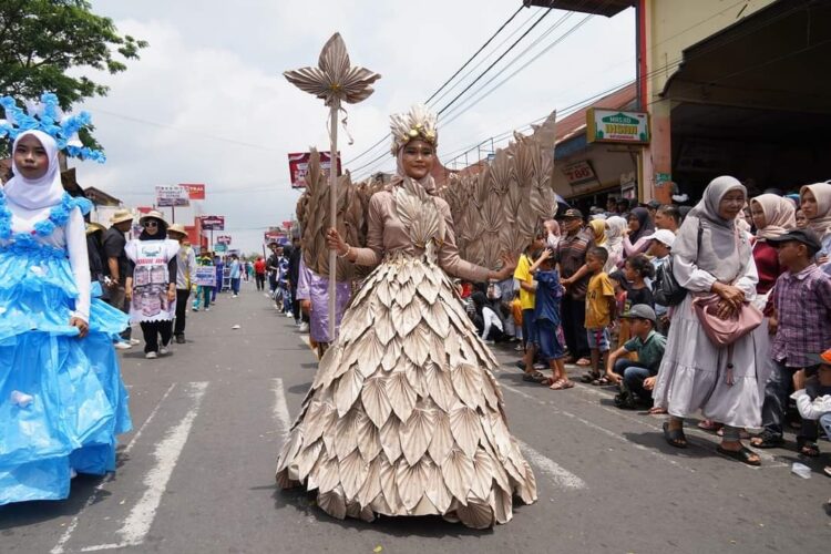 Diguyur Hujan, Pawai Alegoris di Tanah Datar Meriah 1 TAMPIL MEMUKAU—Meski diguyur hujan, namun aksi peserta pawai Alegoris tampil dengan memukau, yang dipusatkan ditengah-tengah Kota Batusangkar, Minggu (18/8).