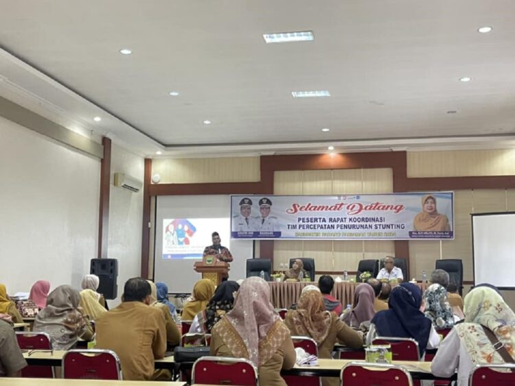 SAMBUTAN—Bupati Padangpariaman Suhatri Bur  berikan sambutan  saat membuka secara resmi rapat koordinasi tim percepatan penurunan stunting Kabupaten Padangpariaman, di Hall Bappelitbangda.