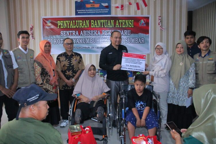 45 Orang PPKS Terima Bantuan Sosial 1 SALURKAN BANTUAN—Sentra Abiseka Pekanbaru salurkan bantuan atensi tahap II di Payakumbuh.