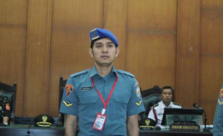 SIDANG— Serda Adan yang menjadi terdakwa kasus pembunuhan eks Casis Bintara TNI AL asal Nias, Iwan Sutrisman, menjalani sidang di Pengadilan Militer Padang.