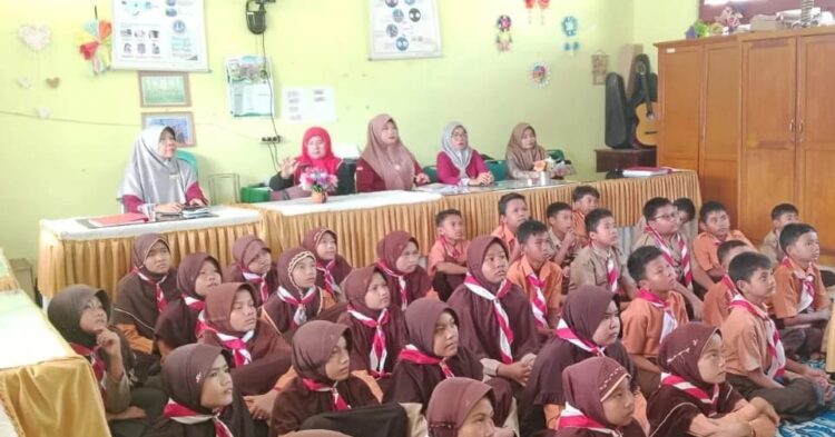Siswa SD, SMP dan Swasta Serta Guru, Tunjukan Antusias Luar Biasa Nonton Baren Liaterasi Digital 1 IKUTI—Terlihat sejum;ah siswa dan guru saat mengkuti nonton bareng literasi digital yang diselenggarakan Kementrian Kominfo bekerja sama dengan Dinas Pendidikan, Pemuda dan Olah Raga Kota Pariaman, kemarin.