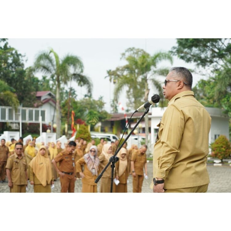 Solsel Himbau Untuk Gabung Bersama Pemerintah Lewat Tes CPNS 2024, 44 Posisi untuk Formasi Umum dan Formasi Khusus 1 SAMBUTAN—Sekda Pemkab Selatan Syamsurizaldi berikan kata sambutan saat Apel Gabungan ASN di Halaman Kantor Bupati Solok Selatan, Senin (26/8).