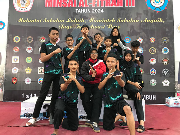PPS Ragawaru Raih 8 Medali Kejuaraan Minsai Al-Fitrah III 1 PENCAK SILAT— Kontingen Pencak Silat PPS Ragawaru yang bertanding pada Kejuaraan Minsai Al-Fitrah III tingkat Sumbar Riau Jambi Bengkulu yang diselenggarakan 1-4 Agustus di Gor Nan Ompek Tanjung Pauh, Kota Payakumbuh.