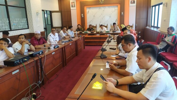 Sukseskan Rangkaian HUT RI ke 79 Tahun 2024 1 PIMPIN—Plt. Sekretaris Daerah (Sekda) Kota Pariaman, Yaminu Rizal saat pimpin rapat persiapan HUT RI ke 79.