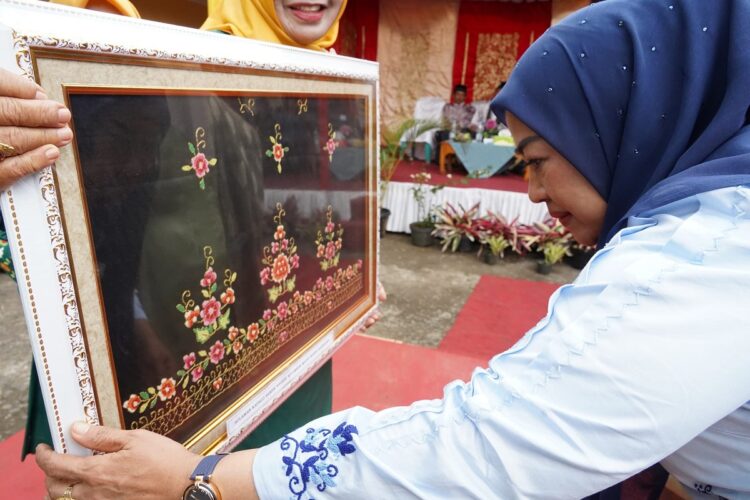 Sulaman Kapalo Samek Meriahkan Situmbuak Art and Culture Festival 1 SULAMAN— Ketua TP-PKK Tanah Datar Ny. Lise Eka Putra saksikan sulaman kapalo samek saat kegiatan Situmbuak Art and Culture Festival.