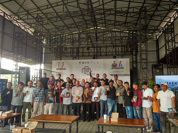 Wali Nagari Dorong Pemkab Lanjutkan Festival Maek 1 FOTO BERSAMA—Supardi foto bersama dengan kawan-kawan wartawan usai konferensi pers pasca festival Maek.