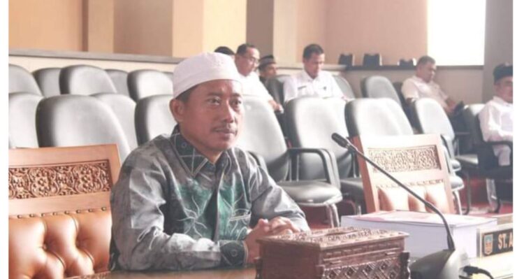 Sutan Alif: Hidupkan Siskamling AntisipasiDini Maling Beraksi 1 Anggota DPRD Kabupaten Dharmasraya H. Sutan Alif Tuanku Kerajaan, S. H., himbau seluruh masyarakat, agar selalu waspada. Terutama dalam menjaga keamaban dan ketertiban lingkungan selama bulan suci Ramadhan.
Hal ini disampaikan Anggota dewan terhormat itu, saat mengunjungi Mushallah BaiturrahmanNagari Padang Laweh, Kecamatan Padang Laweh, didampingi , Supawi, Kabag FasilitasiPenganggaran dan pengawasan Sekretariat DPRD setempat, Senin (25/3/24).
Saat itu juga tampak hadir Rudy Aldrin, S. Pd., Sekretaris Kependudukan dan Catatan Sipil, Sekretaris Dinas Lingkungan Hidup (DLH) drg. Chusnul Chotimah Subekti. M.PH., Kasat Binmas AKP Azriman, AS., Kabag Umum dan perlengkapan Parsiyati, S. E., Yusni Srihartati, Str, Keb, MKM., Kabid Pengendalian Penduduk dan Keluarga Berencana (Dinsos P3APPKB), dan Staf Bagian Kesra Egi Indra. S. Pd
Baca Juga Kegiatan Pemerintah Daerah Selama Bulan Ramadhan Dapat Apresiasi BupatiDharmasraya
Menurut Raja Padang Laweh tersebut, situasi ekonomi semakin sulit, ditambah kebutuhan bahanpokok melonjak naik. Menjadi salah satu faktor meningkatnya angka kriminalisasi. Maka, perlukewaspadaan diri, serta lingkungan.
“Dalam situasi ekonomi sulit saat ini. Ditambah naiknya harga kebutuhan bahan pokok. Tentudikuatirkan, akan meningkatnya angka kriminalisasi. Untuk itu, perlu kewaspadaan dan kehati-hatian. Mari kita jaga secara bersama keamanan dan ketertiban lingkungan. Sehingga selamaberibadah selama bulan Ramadhan tetap berjalan dengan aman dan lancar.” Sebutnya.
Baca Juga Satresnarkoba Polres Dharmasraya Gelandang Tiga Orang Pengedar Sabu Ke Balik Jeruji Besi
Diketahui baru-baru ini, di wilayah Jorong Tarandam, Nagari Koto Baru, Kecamatan Koto Baru, disebuah rumah warga milik Andi telah terjadi kemalingan, saat dirinya bersama keluarga sedangkeluar rumah. Adapun kerugian diderita kehilangan barang emas.
Sementara itu, rumah Lisminar juga hampir dimasuki maling. Untung cepat diketahui, sehinggatidak satupun barang berharga dapat di bawa kabur. Sedangkan warga Kurnia Selatan Blok B, Kecamatan Sungai Rumbai, juga heboh ulah maling.
Tentunya dengan situasi kurang aman ini, perlu kewaspadaan kita bersama. Terutama wargakampung, agar menghidupkan kembali sistem.keamanan lingkungan (Siskamling). Denganmelaksanakan ronda malam. Sehingga dapat mempersempit pergerakan atau aksi maling yang akan membobol rumah warga, pungkas H. Sutan Alif Tuanku Kerajaan.