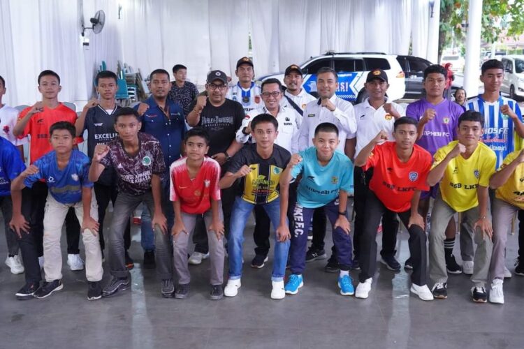 Dibuka Bupati Eka Putra, 11 SSB akan Berlaga di Ajang TDSL 2024 1 FOTO BERSAMA— Bupati Eka Putra foto bersama peserta TDSL 2024 usai membuka kegiatan tersebut Rabu (31/7) di Gazebo Indojolito Batusangkar.
